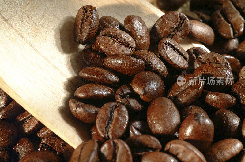 Roasted coffee beans close-up.